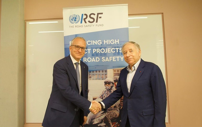 브리지스톤 로랑 다흐투 BSEMIA CEO(왼쪽)가 장 토드 UN 사무총장 도로안전 특별대사(오른쪽)와 기부금 전달식에서 악수를 하고 있다.