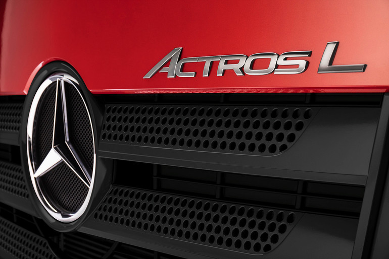 L-패키지의 알파벳 L은 라지(Large) & 럭셔리(Luxury)를 상징하며, 악트로스 L 전 차량에는 혁신과 프리미엄의 상징인 ‘Actros L’ 레터링이 새겨진다.