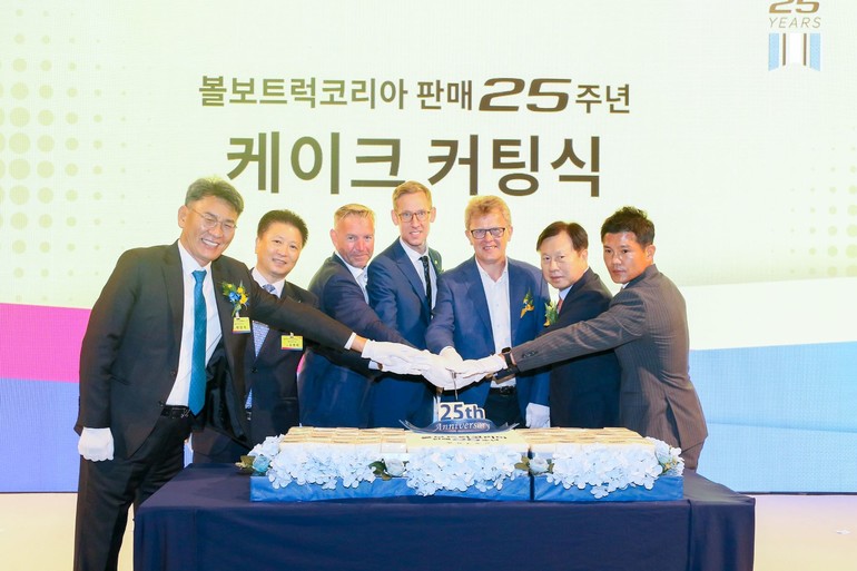 볼보트럭코리아가 국내 판매 25주년을 맞이해 본사 임직원 및 고객, 협력사 등이 참석한 가운데 기념 행사를 진행했다. 박강석 볼보트럭코리아 대표이사(가장 왼쪽)과 페르 에릭 린스트룀 볼보트럭 인터내셔널 부문 사장(왼쪽에서 세 번째), 로저 알름 볼보트럭 총괄 사장(왼쪽에서 다섯 번째)이 케이크 커팅식을 진행하는 모습.