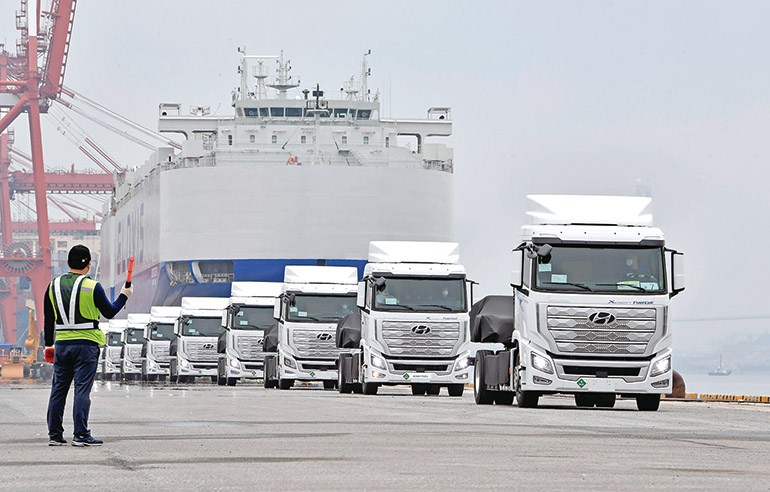 현대 수소트럭이 선박을 이용해 스위스에 수출되고 있다. 