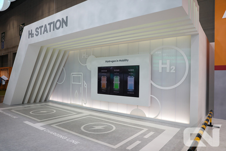 SK E&S가 전시장에 마련한 수소버스 충전소 모양의 전시 공간. 수소버스의 유용함을 강조했다.