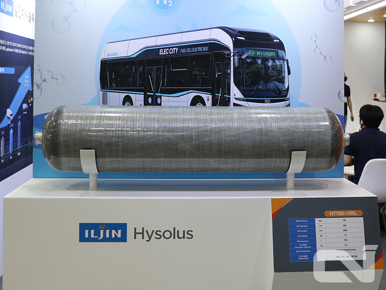 대형 상용차용 7.4kg급 연료탱크는 185ℓ의 수소를 저장한다.