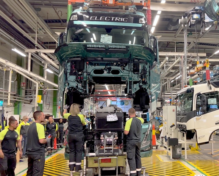 스웨덴 볼보트럭이 대형 전기트럭 생산에 돌입했다고 지난 14일 밝혔다. 사진은 스웨덴 고텐버그 투베 공장에서 대형 전기트럭을 생산하는 모습.