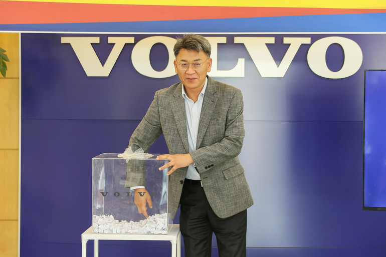 박강석 볼보트럭코리아 대표가 고객의 차대번호가 적힌 응모권을 직접 뽑고 있다.