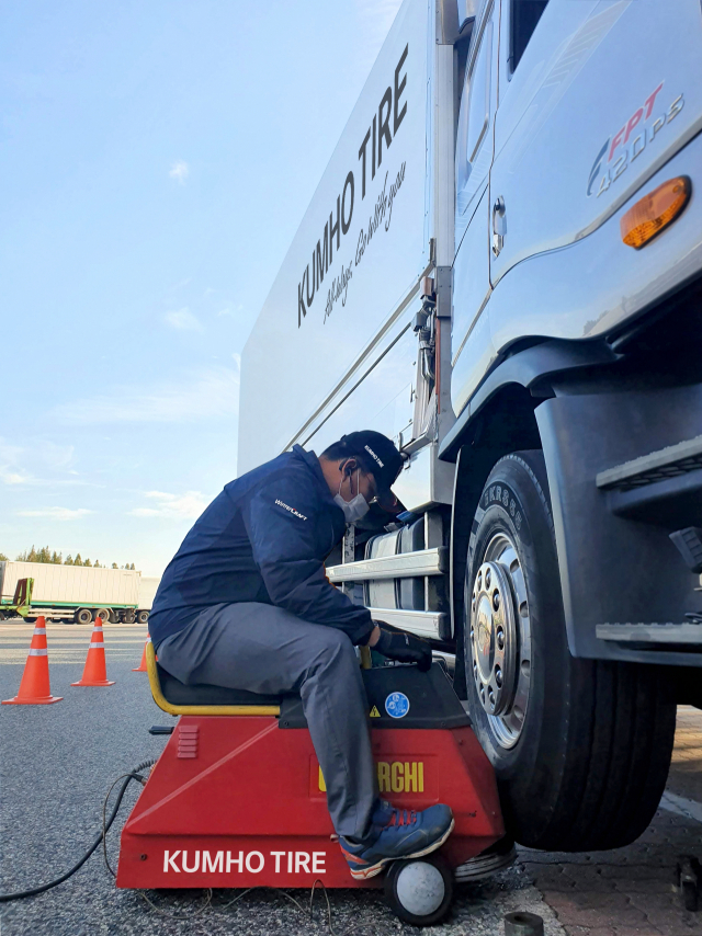 금호타이어가 오는 13~14일 양일간 전국 주요 고속도로 휴게소에서 대형트럭 및 버스를 대상으로 타이어 무상점검 서비스 및 안전운행 캠페인을 실시한다.