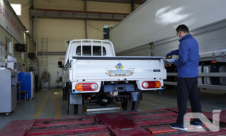 ㈜한국쓰리축이 제작하는 소형 롱카고 트럭의 안전 테스트 모습.
