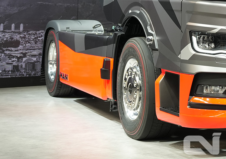 만트럭버스 '뉴e트럭'에 탑재된 브리지스톤의 '에코피아 H 002'의 모습.