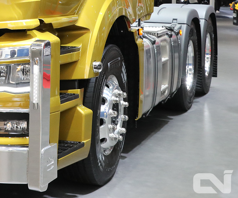 만트럭버스 'TGM', 'TGS'에 장착된 피렐리의 'Tr01 트라이애슬론(Triathlon)'의 모습.