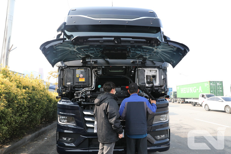 지난 10일 인천 신항에서 진행된 만트럭버스 로드쇼에 방문한 고객이 전시된 'TGX 640' 모델을 살펴보고 있다.