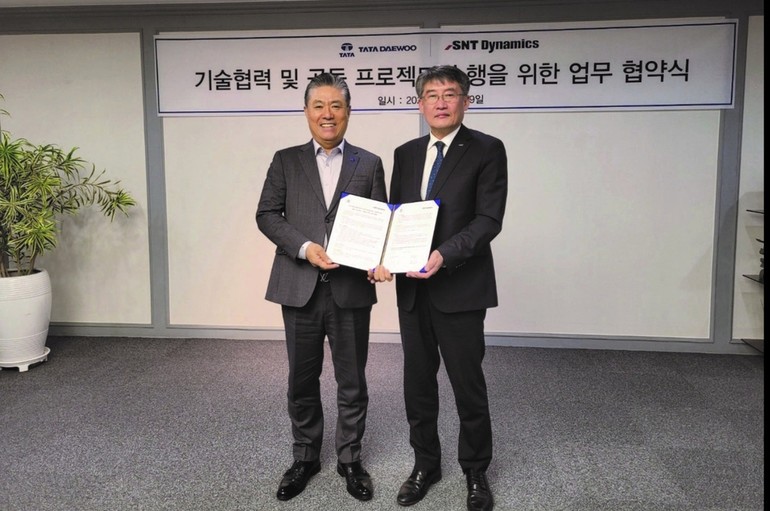 지난 29일 전북 군산시 타타대우 본사에서 김방신 타타대우상용차 대표이사(왼쪽)와 박재석 SNT중공업 대표이사가 전략적 파트너십을 체결했다.