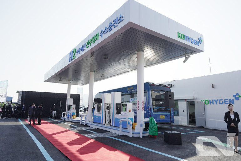 지난달 세계 최대 규모의 수소상용차용 충전소가 전주에서 문을 열었지만 버스 차고지에 설치되는 등 여전히 수소트럭을 위한 충전시설은 국내에 부족한 상황이다.
