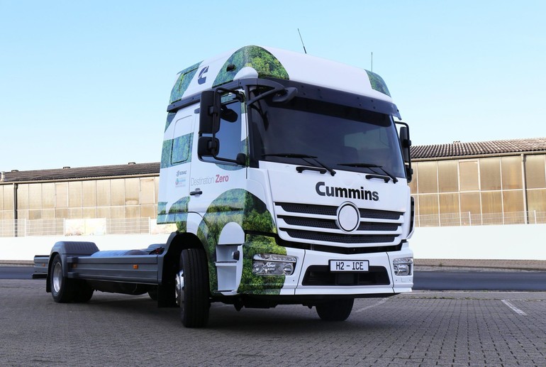 커민스가 공개한 수소엔진 중형트럭의 시제품.