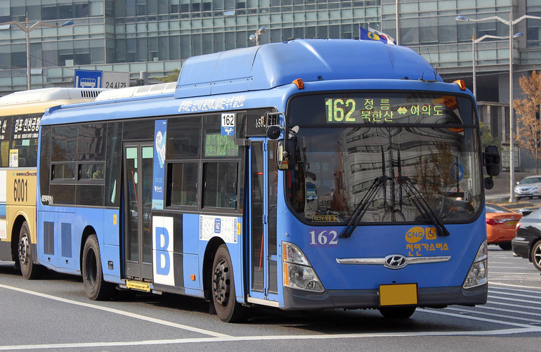 이달 19일부터 지자체 및 운수업체가 노선버스를 대폐차할 시 저상버스로 의무 도입해야 한다.