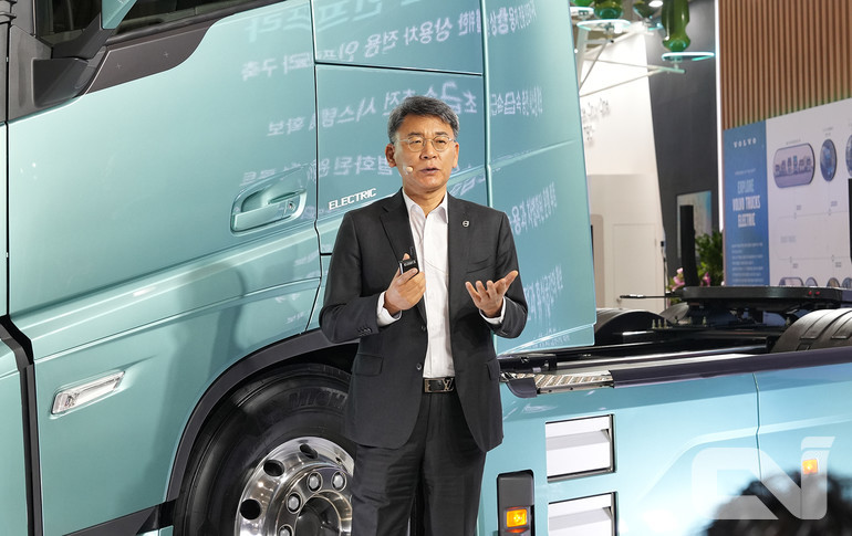 볼보트럭코리아가 2023년을 대형트럭의 전동화 전환을 위한 ‘원년(元年)’으로 공표했다. 박강석 대표이사가 대형 전기트럭 출시와 관련, 설명하는 모습.