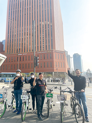 사내 취미 클럽에 참여해 임직원들과 서울 도심 자전거 여행을 즐기는 안토니오 란다조 대표 (맨 오른쪽)