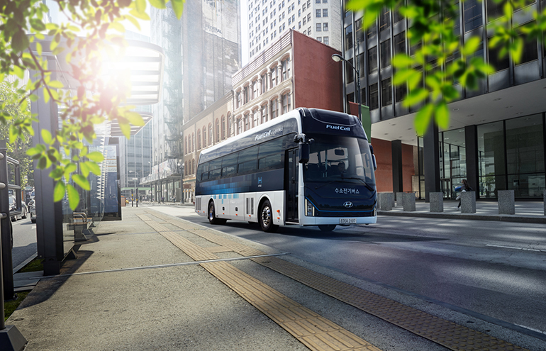 현대자동차가 세계 최초 고속형 대형버스에 수소연료전지 시스템을 장착한 '유니버스 수소전기버스'를 출시했다고 6일 밝혔다. 