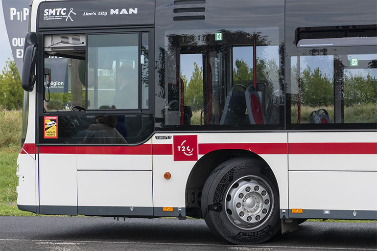 지속 가능한 소재 58%로 제조된 버스 전용 미쉐린 타이어 장착사진
