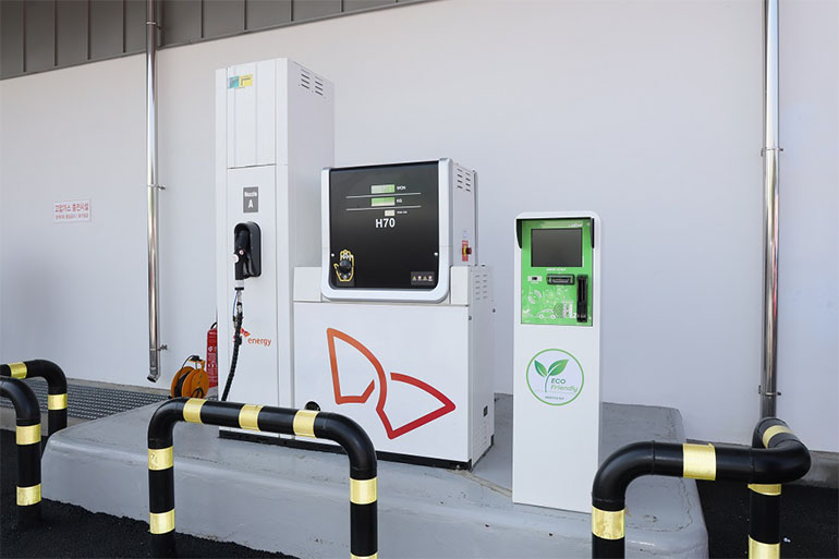'울산 상개 SK 수소 충전소'에 설치된 충전기