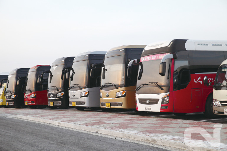 국토교통부가 오는 5월 31일까지 유관기관과 함께 주요 관광지를 비롯한 전세버스 주요 운행 현장에서 합동 점검을 실시한다.