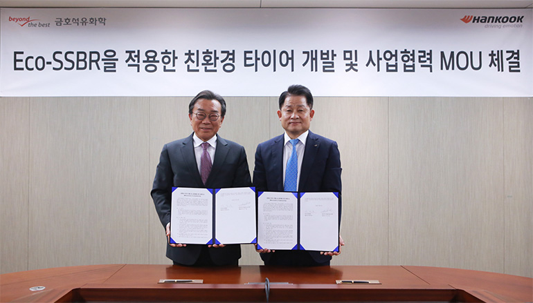 한국타이어앤테크놀로지와 금호석유화학이 지난 22일 친환경 타이어 개발을 위한 업무협약(MOU)을 체결했다.