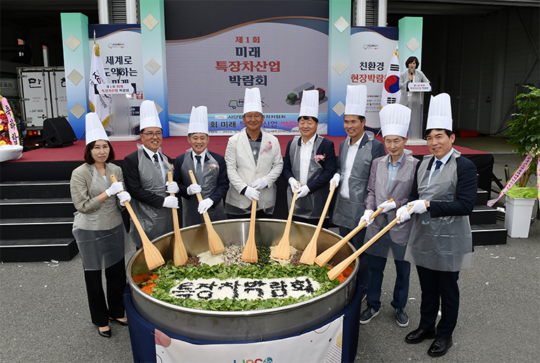 김제시가 지난 24일 백구산업단지에서 '제1회 미래 특장차선업 박람회'를 개최했다.