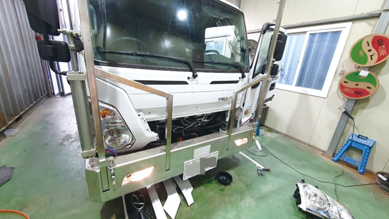 수동 마이티 트럭을 세미오토로 개조하는 모습.
