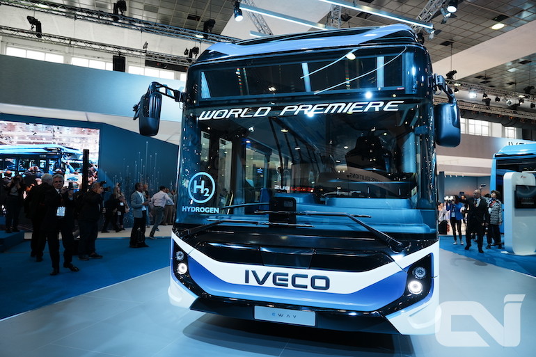이탈리아의 이베코버스는 이번 박람회에서 'e웨이'에 현대자동차의 수소연료엔진 'HTWO'를 탑재한 'e웨이 H2'를 최초 공개했다.