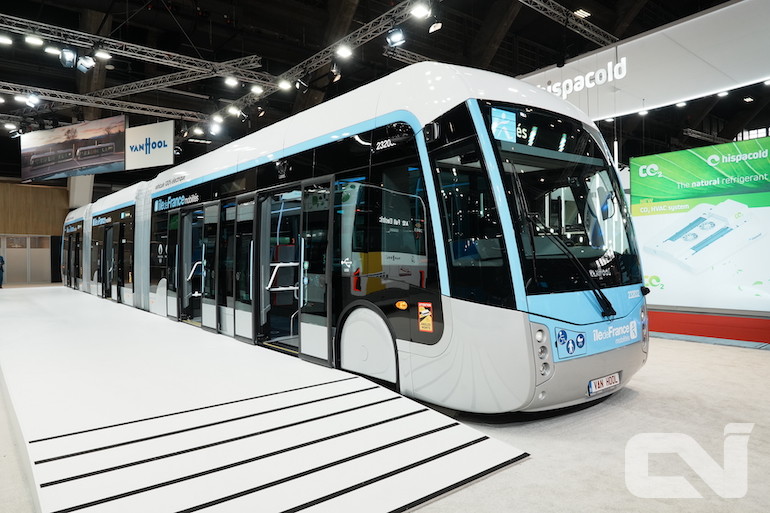 벨기에 반훌은 내년에 개최될 파리 올림픽에서 사용될 24m급 굴절 전기버스를 공개했다.