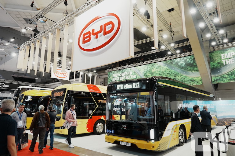 중국의 비야디(BYD)는 블레이드 배터리를 장착한 전장 12m급 전기버스 'eBUS 12'를 출품했다.