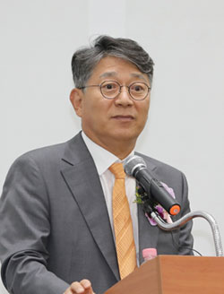 곽재선 KG그룹 회장 겸 KGM 커머셜 회장이 함양공장에서 열린 취임식에서 인사말을 하고 있다.