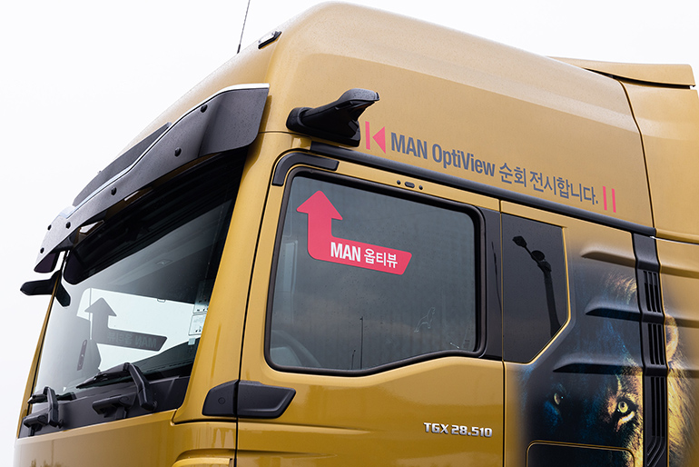 만트럭이 국내 최초로 선보이는 전자식 사이드미러 시스템 ’MAN 옵티뷰‘.