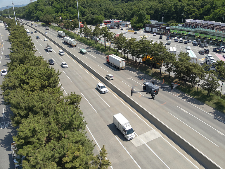 한국도로공사가 올 연말까지 경찰청과 함께 고속도로 지정차로 위반을 집중 단속할 예정이다.  (사진은 고속도로에 드론을 띄워 단속하고 있는 모습)