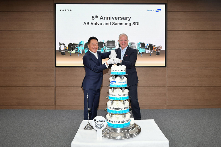 지난달 볼보트럭은 삼성SDI와 함께 전략적 동맹 5주년을 기념하는 자리를 가졌다고 7일 밝혔다.