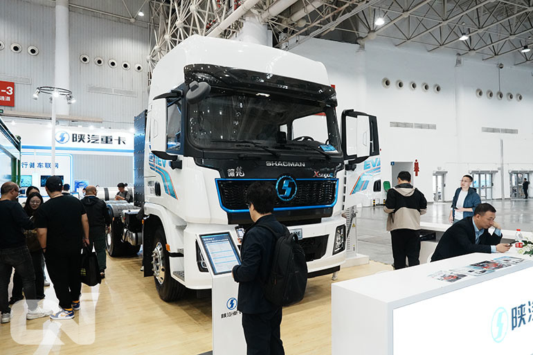 산시자동차(陕西汽车,Shacman) 대형 전기트럭인 ‘X5000E’ 모델. 최고 출력 360kW를 발휘하는 리튬인산철 배터리가 장착되었으며, 1시간 충전에 완충이 가능하다.