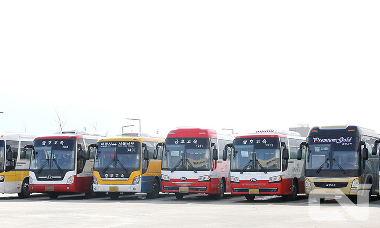 지난 한 달간 824대의 버스가 판매, 전년 동기 대비 28.3% 상승 수치를 기록했다.  