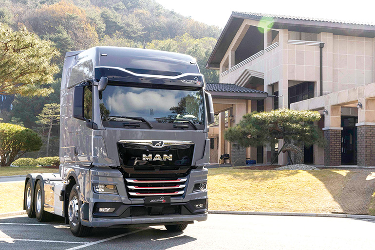 세계적인 상용차 생산 업체인 만트럭버스 그룹의 한국법인 만트럭버스코리아가 한국시장에 자사의 프리미엄 트럭 모델 '인디비주얼 라이온S(Individual LION S)’를 최초로 공개했다.