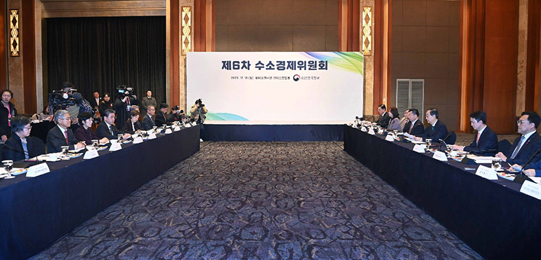 정부는 18일 서울 롯데호텔에서 한덕수 국무총리(위원장) 주재로 '제6차 수소경제위원회'를 개최했다.