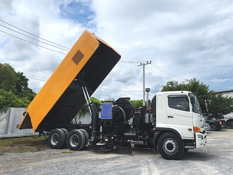 리텍의 해외수출 전략은 노면청소차 상부장치만 해외로 수출해 현지에서 인증이 끝난 트럭들과 결합해 완성차를 생산하는 방식이다.