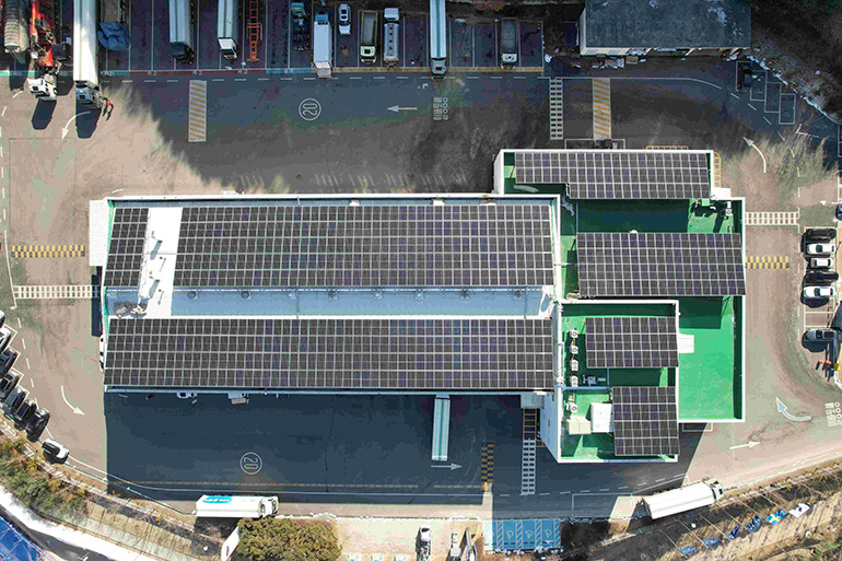 볼보트럭코리아 본사 건물 옥상에 설치된 태양광 발전 시설.
