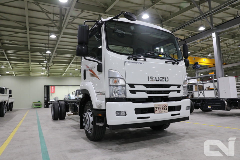 세계적인 상용차 제조업체 이스즈(ISUZU)의 국내 공식 판매사인 ㈜큐로모터스가 자사의 중형 트럭 ‘포워드(FORWARD)’를 국내에 재출시하고 1호차 차량 출고식과 함께 본격적인 판매 행보에 돌입했다.