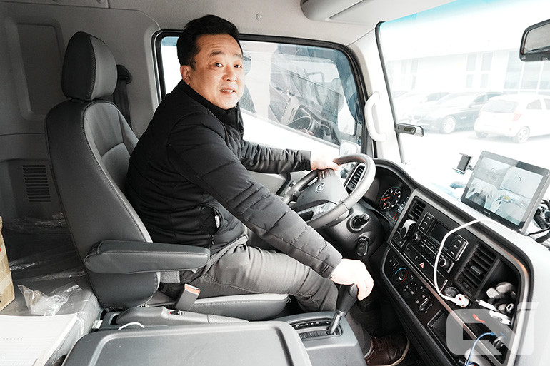 10,000번째 고객인 운장로지텍 김대성 이사는 “마이티 오토매틱 트럭은 운전이 쉽고, 연비도 좋으며, 생산성과 내구성이 탁월해 매우 만족하고 있다”고 말했다.