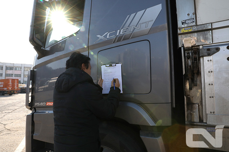 서울 서부트럭터미널에서 만난 한 화물차주가 상용차정보가 진행하는 설문조사에 응답하고 있는 모습.