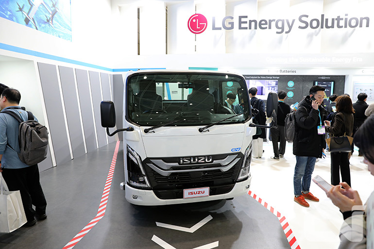 LG에너지솔루션 부스에 전시된 '엘프 EV'. 국내에는 현재까지 출시되지 않았다. 
