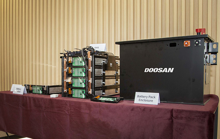 2021년 HD현대인프라코어가 자체 개발한 배터리 팩 1호(오른쪽)와 배터리 관리 시스템(가운데), 배터리 모듈(왼쪽)을 공개한 바 있다.