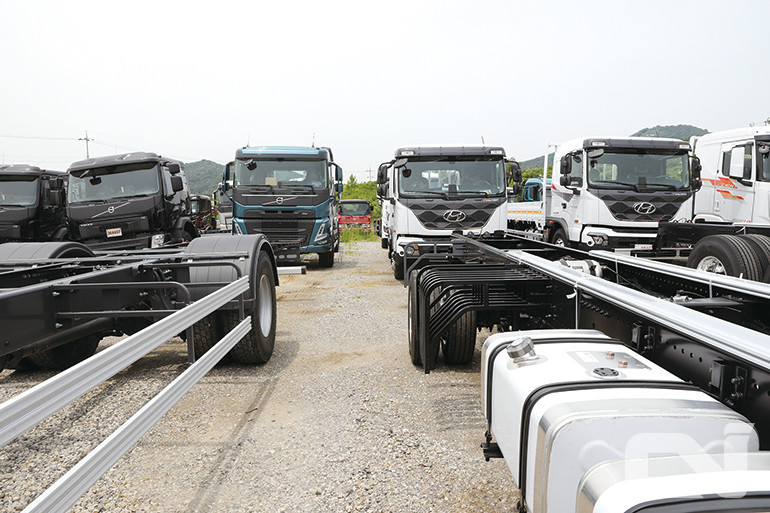 최근 파워트레인과 적재함 크기 같은 사양이 업그레이드 되면서 가격이 큰폭으로 상승했던 중형 트럭모델은 신규 안전 사양의 적용등으로 지난해에도 가격이 상승한것으로 나타났다.