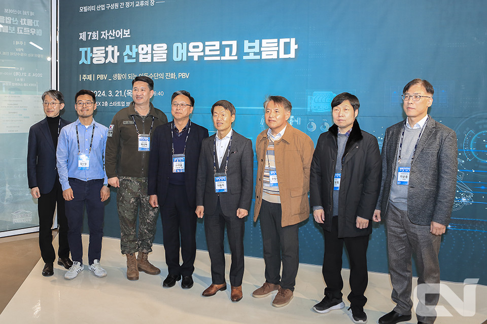 나승식 한국자동차연구원장(중앙)과 주요 참석자들