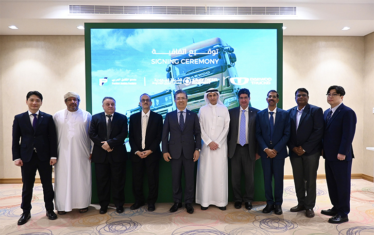 지난달 5일 사우디아라비아 수도 리야드에서 열린 ‘타타대우상용차의 사우디아라비아 생산 공장 설립 MOU 체결식’에서 참석자들이 기념사진을 촬영하고 있다.