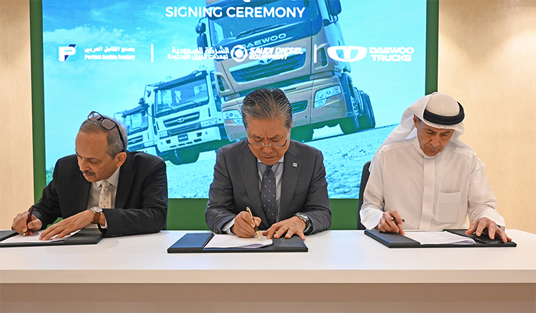 사우디아라비아 수도 리야드에서 열린 ‘타타대우상용차의 사우디아라비아 생산 공장 설립 MOU 체결식'에서 양해각서에 서명하는 타타대우상용차 김방신 사장(중앙), 시얌 아스나니 퍼펙트아라비아 사장(좌측), 라드 압둘자와드 사우디 디젤 사장(우측)