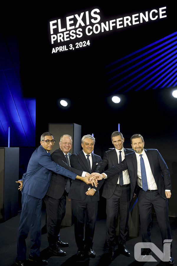 (오른쪽부터) 마틴 룬드스테트(Martin Lundstedt) 볼보그룹 사장 겸 CEO, 로돌프 사데(Rodolphe Saadé) CMA CGM 회장, 루카 데 메오(Luca de Meo) 르노그룹 CEO, 필립 디브리(Philippe Divry) 플랙서스 SAS 신임 CEO, 크리슈난 순다라얀(Krishnan Sundararajan) 플랙서스 COO  ⓒRenault Group