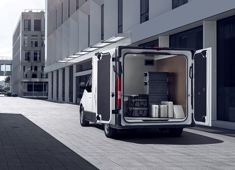 ST1의 트윈 스윙도어는 개방각을 최대화하여 화물 적재를 용이하게 했다.